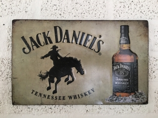Metallplatte mit aufgemalten Jack Daniel's Artikeln